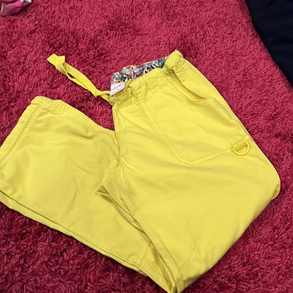 Perfect bright yellow Kio Lindsey scrub pant M